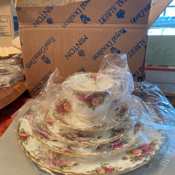 Royal Albert “ Old Country Rose” 20 piece set - Picture 1 of 5